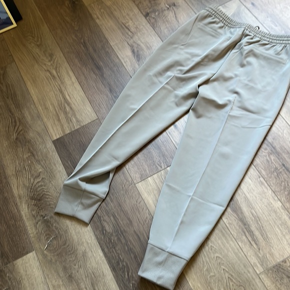 Athleta never worn jogger style luxe pants with delicate satin side trim size 8 - Picture 5 of 6